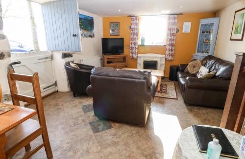 Rhyd-y-clafdy House | Bwthyn Celyn Holly Cottage