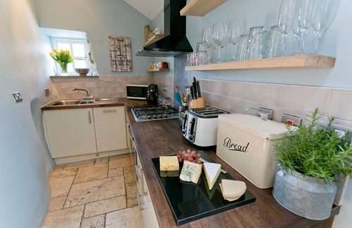 Llanfaethlu Apartment | Bwthyn Derwen - a coastal that sleeps 4 guests in 2 bedrooms