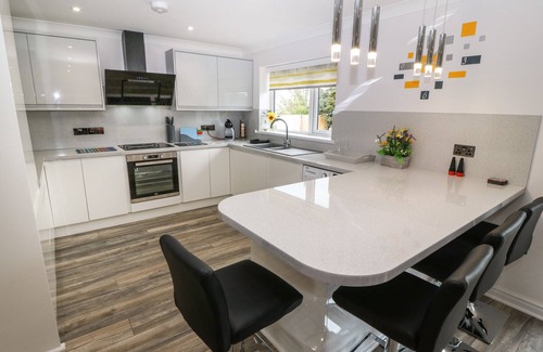 Cemaes Bay Cottage | BWTHYN EIRLYS (SNOWDROP COTTAGE), family friendly in Cemaes Bay