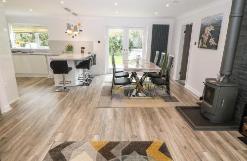 Cemaes Bay House | Bwthyn Eirlys Snowdrop Cottage