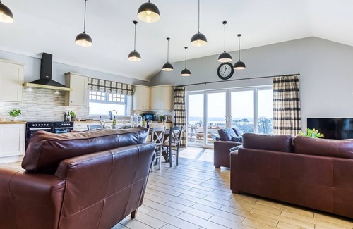 Malltraeth Cottage | Bwthyn Gwenllyr - sleeps 6 guests in 3 bedrooms