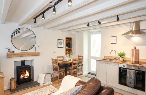 Cemaes Bay House | Bwthyn Lili Lily Cottage