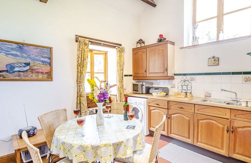 Beddgelert Cottage | BWYTHYN Y WENNOL, pet friendly, with a garden in Beddgelert