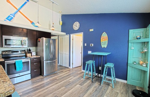 Palm Harbor House | By the Bay Getaway: stilted home, close to beaches, sponge docks, biking trail