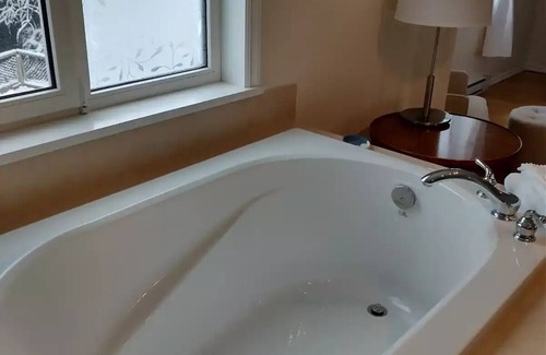 Chemainus House | By the Bay Lavender's Villa- Ocean Spa Suiten