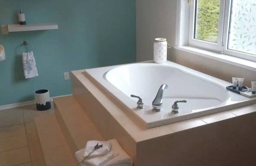 Chemainus House | By the Bay Lavender's Villa- Ocean Spa Suiten