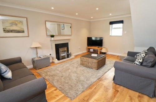 Harlyn House | BY THE BEACH cottage, dogs welcome