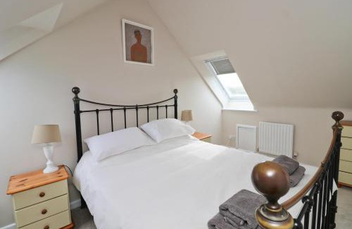 Harlyn House | BY THE BEACH cottage, dogs welcome