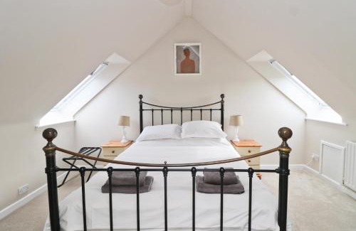 Harlyn House | BY THE BEACH cottage, dogs welcome