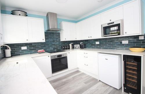 Harlyn Apartment | BY THE BEACH, dog friendly cottage with parking