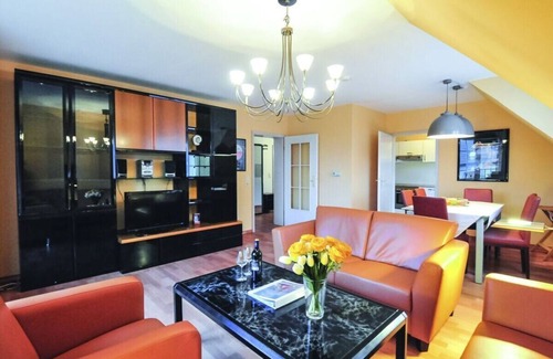Wulfen House | By the golf course over 2 storeys.