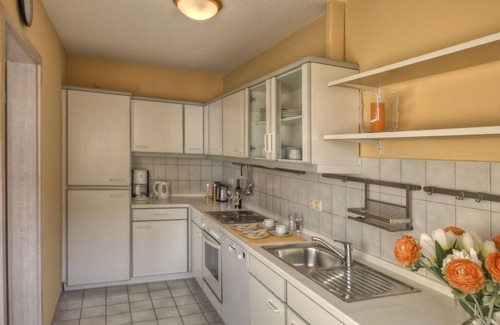 Wulfen House | By the golf course over 2 storeys.