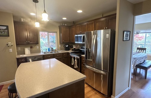 Eugene House | By UofO, Autzen, Hayward, Campus. Quiet big beautiful 2 story family home 4 beds