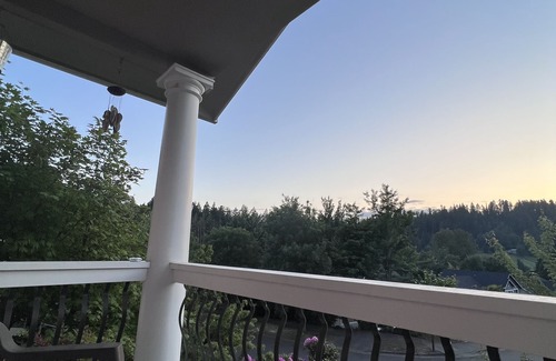 Eugene House | By UofO, Autzen, Hayward, Campus. Quiet big beautiful 2 story family home 4 beds