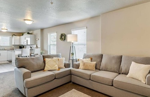 Lakeview Apartment | By UVU & Nielsens Grove Park|Basketball Court