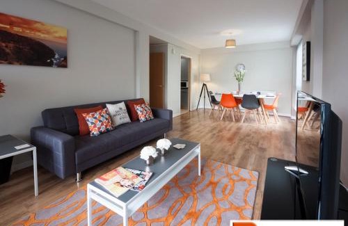 Paisley Apartment | ByEvo 6 Brabloch - Close to GLA - Perfect Getaway or Working away from Home