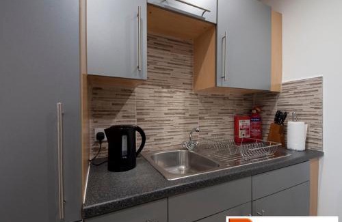 Paisley Apartment | ByEvo 6 Brabloch - Close to GLA - Perfect Getaway or Working away from Home