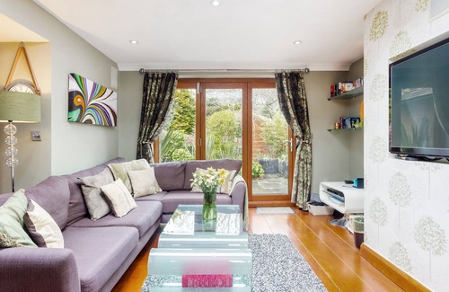 Louth House | BYFORD LODGE Luxury self catering 2 Bedroom, 2 Bathroom, Private Parking Louth