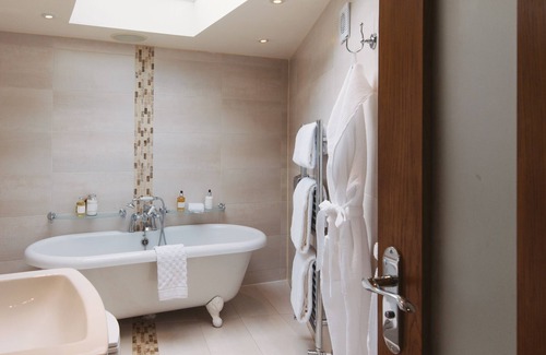 Louth House | BYFORD LODGE Luxury self catering 2 Bedroom, 2 Bathroom, Private Parking Louth