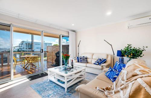 Port Elliot House | bythesea-Beachfront cosy fireplace pet friendly