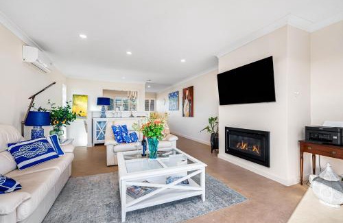 Port Elliot House | bythesea-Beachfront cosy fireplace pet friendly