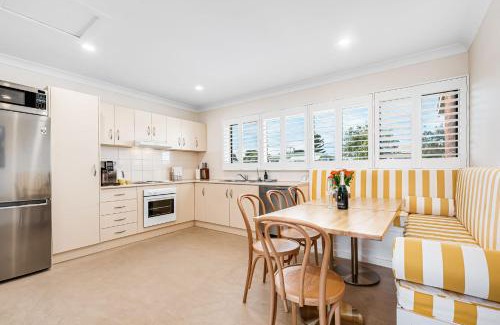 Port Elliot House | bythesea-Beachfront cosy fireplace pet friendly