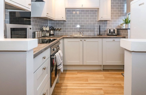 Trefor Cottage | BYTHYNNOD NEWYDD, pet friendly, country holiday cottage in Trefor