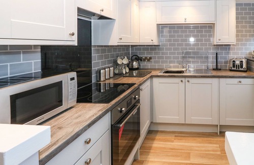 Trefor Cottage | BYTHYNNOD NEWYDD, pet friendly, country holiday cottage in Trefor