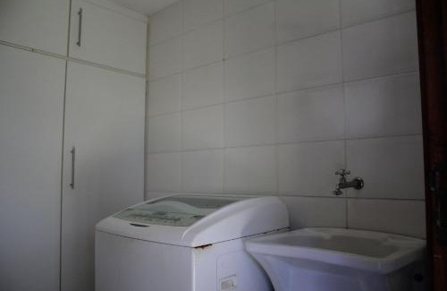 Praia Rasa House | Bz10 Linda casa! 4 suítes em condomínio clube!