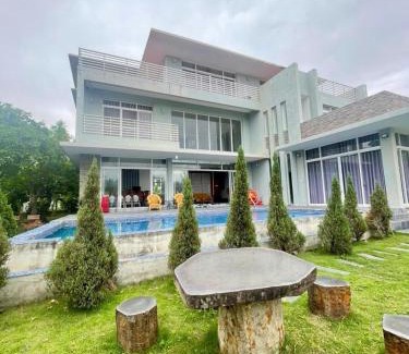 Ha Long Villa | Căn Villa 9 ngủ mặt biển Tuần Châu - rộng gần 1000m2- sân vườn - bể bơi - BBQ
