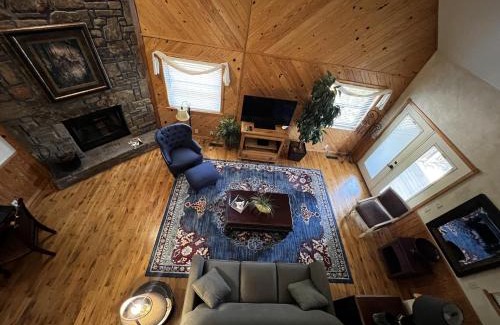 Mount Ida House | C18, Two bedroom, two bath log-sided loft Harbor North luxury loft cottage with hot tub cottage