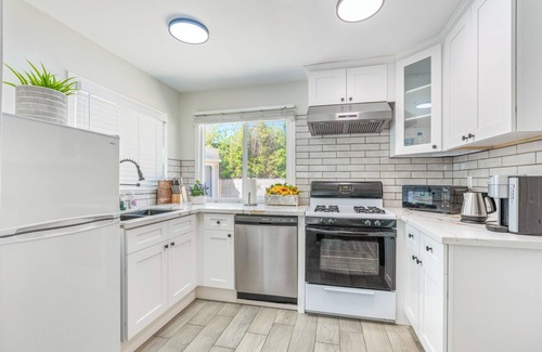 Alhambra Apartment | C2-Bungalow Renovated Quite safe Neighbor close to down town LA King-bed!