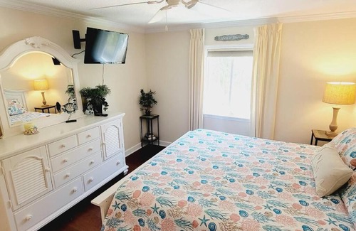 Demere Park House | C2 Ocean Walk, Pool view, village area, cozy!