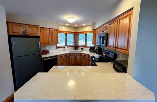 Bretton Woods House | C6 Renovated Townhome a short walk from the slopes! Dog Friendly!