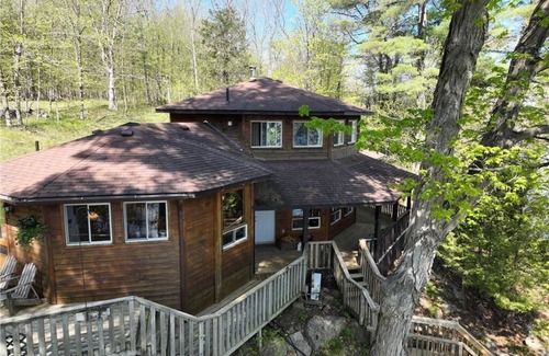 Rideau Lakes Cottage | Wooden Waterfront Cottage in Kingston - (Pet-Friendly!)