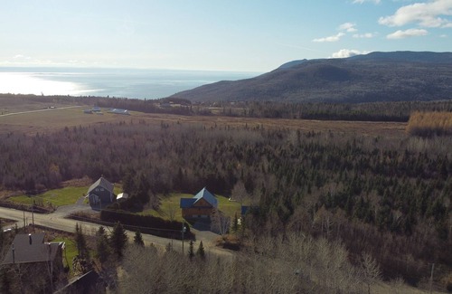 Petite-Riviere-Saint-Francois Cabin | Le Rustik du Massif ♥ Hot Tub & View on the River☼