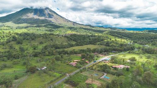 Arenal Hot Springs Apartment | Cabaña Buganvilia Jardines & Volcán