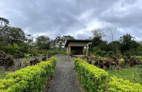 Arenal Hot Springs Apartment | Cabaña Buganvilia Jardines & Volcán