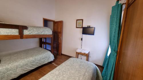 Lanin National Park Ski Chalet | Cabañas frente al lago vista al jardin