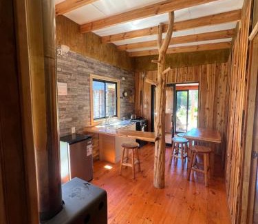 Hornopiren National Park House | Cabañas vista al río