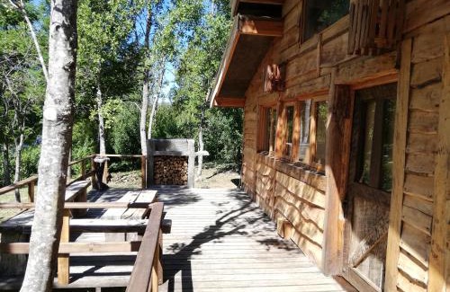 Pucon House | Cabaa rstica 2 maravillosa,con troncos nativos, con orilla de Ro Trancura