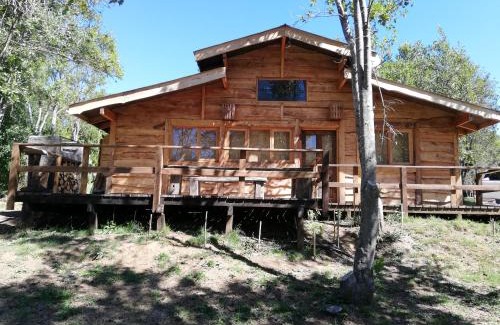 Pucon House | Cabaa rstica 2 maravillosa,con troncos nativos, con orilla de Ro Trancura