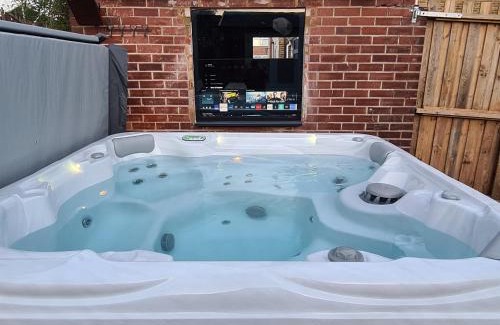 Margate Ski Chalet | Caban Cwtch - Log fire, pool table, hot tub cinema