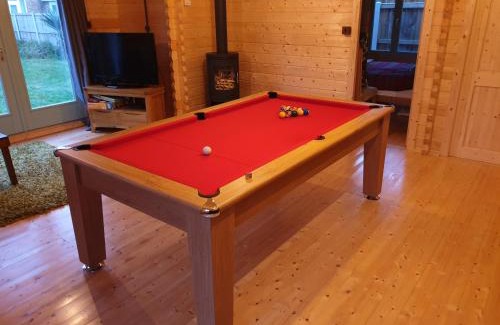 Margate Ski Chalet | Caban Cwtch - Log fire, pool table, hot tub cinema