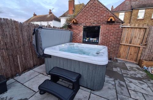 Margate Ski Chalet | Caban Cwtch - Log fire, pool table, hot tub cinema