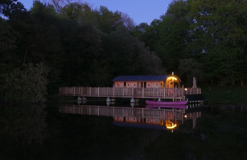 Saint-Germain-les-Vergnes Cabin | Cabane sur Pilotis au Dessus de L'étang, Déconnexion et Cocooning Assuré !