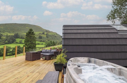 Dinas Mawddwy Cottage | CABAN TIRION, romantic, with hot tub in Dolgellau
