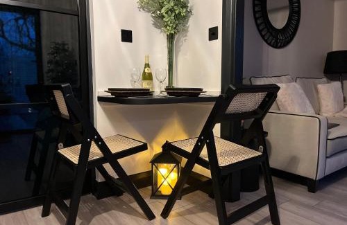 Chwilog Ski Chalet | Caban Y Tan Ffawydd Luxury couples retreat with private Wood Fired Hot Tub