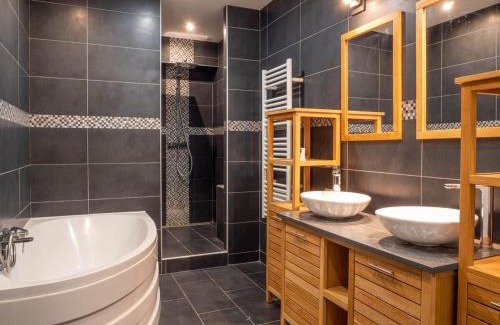 Creches-sur-Saone Apartment | Cabana & Loft South Side - Close to Highway A6