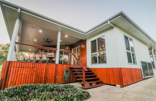 Agnes Water House | Cabbage Palm Lodge - air conditioned home in town area